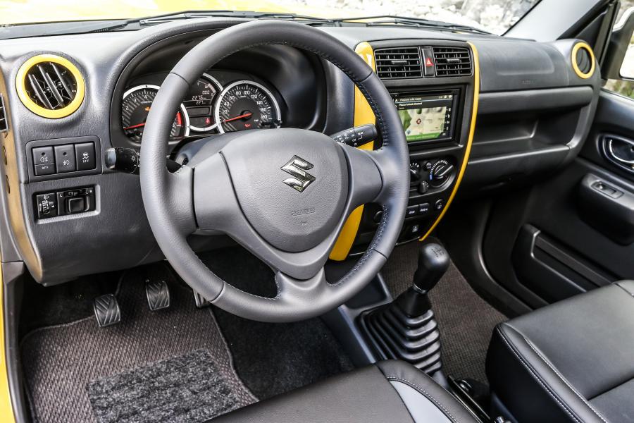 Интерьер Suzuki Jimny Shinsei 2016 года  (фото 10 из 32)